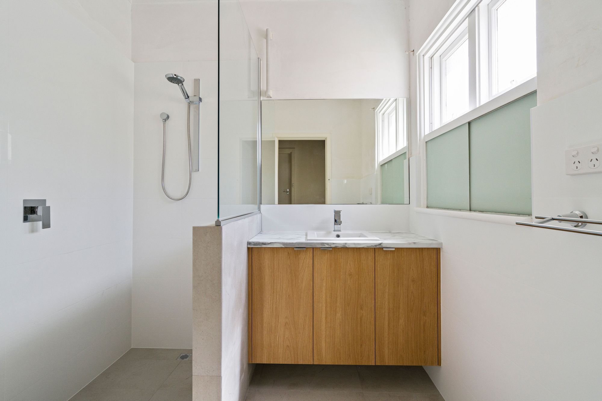 1bathroomlennard/3