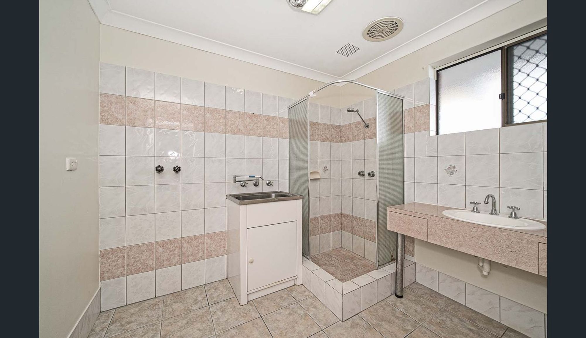2bathroombanksia/2